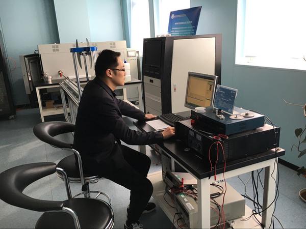 　　作為國家物聯(lián)網(wǎng)感知裝備產(chǎn)業(yè)計(jì)量測(cè)試中心籌建組的中堅(jiān)力量，李建用一年多踏實(shí)做事、勤懇做人的事實(shí)證明了計(jì)量人難能可貴的精神品質(zhì)。  圖為李建在工作中