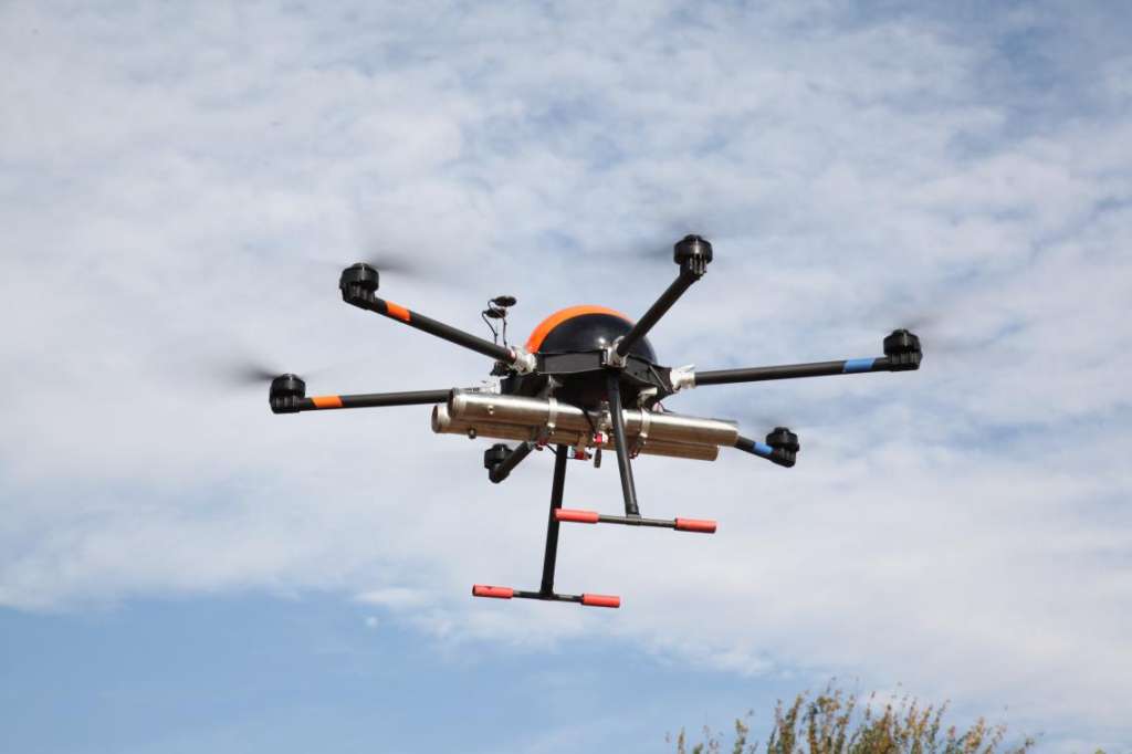 　　“無人機(jī)狀態(tài)良好，周圍環(huán)境無異常，可以起飛。”“懸停，注意保持與導(dǎo)線的安全距離