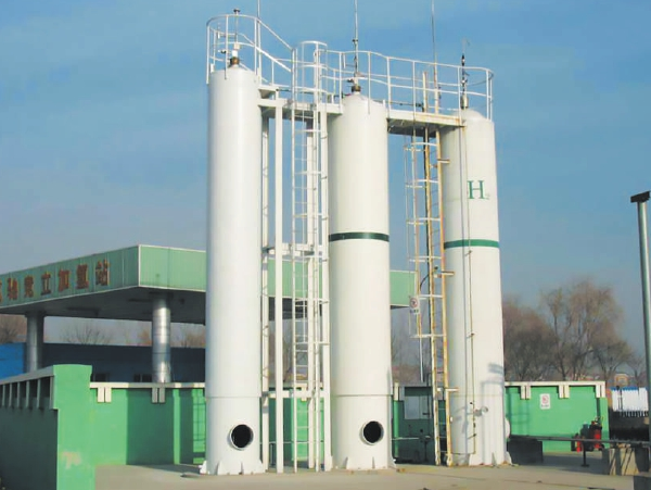 
	中國儲能網(wǎng)訊：和純電動汽車一樣，燃料電池汽車發(fā)展初期同樣面臨著基礎設施建設不完善的尷尬境地。中國工程院院士衣寶廉表示：“我國國內加氫站目前在運行的大概有9座，北京、上海各2座，深圳、廣州各1座，還有一座移動加氫站，另外2座歸屬新源動力和宇通客車