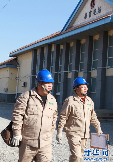 
            	12月19日，低壓運維人員對唐官屯車站供電臺區(qū)進行巡檢。（劉加平 攝）12月19日，低壓運維人員對中國石油集團東方地球物理勘探有限責任公司低壓控制箱進行送電前檢查