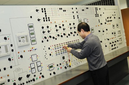 
            	根據(jù)國際市場研究機構(gòu)Markets and Markets的報告，2017年全球電力系統(tǒng)仿真器市場將達8．361億美元（約合人民幣55．2億元），預(yù)計到2022年達11．08億美元（約合人民幣73．2億元），期間年復(fù)合增率為7．14％。2017年全球電力系統(tǒng)仿真器市場將達55．2億元隨著電力行業(yè)的蓬勃發(fā)展，發(fā)電能力的增強以及物聯(lián)網(wǎng)和云平臺的采用日益增多，電力系統(tǒng)仿真器市場將有所增長