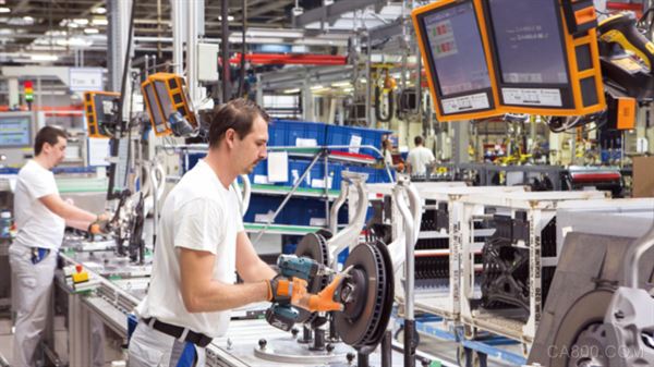 
                        一個(gè)小機(jī)器人“哼”著清脆的輕音樂從現(xiàn)場的工人邊上“輕巧”地擦身而過，順利地把幾樣汽車配件運(yùn)送到了下一個(gè)工位。這并非著名科幻小說家艾薩克·阿西莫夫(Isaac Asimov)描繪的未來場景，而是2017年12月第一財(cái)經(jīng)記者實(shí)地探訪斯洛伐克首都布拉迪斯拉發(fā)的大眾工廠車間時(shí)所見到的基于工業(yè)4.0的現(xiàn)實(shí)生產(chǎn)方式，在這里，從大眾途銳、奧迪A8直到保時(shí)捷卡宴的生產(chǎn)，都有機(jī)器人的身影參與其間