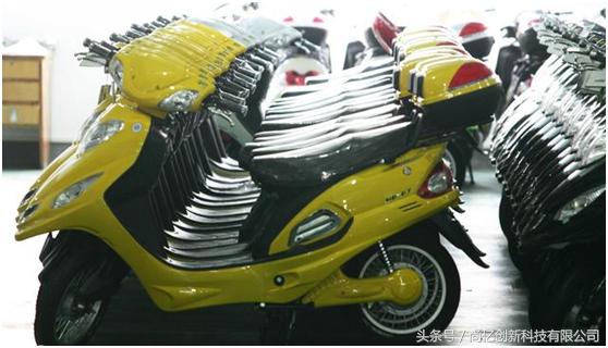 
            	騎電動(dòng)車出行特別方便，既省力 又省時(shí)，但是電動(dòng)車要是保養(yǎng)不好，就會(huì)大大縮短它的使用壽命，那么電動(dòng)車該怎樣保養(yǎng)呢？1、電動(dòng)車騎用一段時(shí)間后，車胎里的氣就會(huì)有不足的情況，要經(jīng)常檢查，及時(shí)充氣， 不然會(huì)損傷車胎，夏天天氣過熱的情況下要注意輪胎氣壓。2、 如果我們家里的水源不方便，我們可以把電動(dòng)車推動(dòng)附近的河邊或者是池塘邊，去的時(shí)候最好帶上盆和抹布，把車停在河邊的小路上，然后用盆端水來擦洗電動(dòng)車