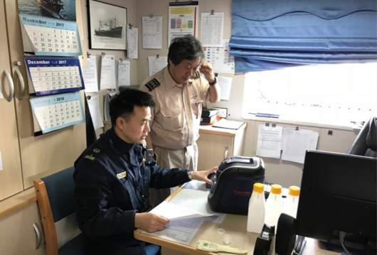 　　12月20日，上海港船舶排放控制區(qū)監(jiān)管又添現(xiàn)代化科技新裝備——上海海事局首次快速檢測船舶燃油硫含量，短短130秒即可高效準(zhǔn)確得出結(jié)果，檢測時(shí)間從原來的至少3天縮短到3分鐘內(nèi)。  海事執(zhí)法人員正在使用硫含量快速檢測儀