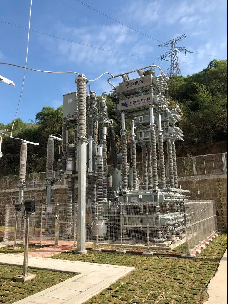 
	中國儲能網(wǎng)訊：2017年12月20日，世界首臺機械式高壓直流斷路器在南方電網(wǎng)±160kV南澳多端柔性直流輸電系統(tǒng)中成功掛網(wǎng)運行。它是我國首臺完全自主研制的用于柔性直流輸電系統(tǒng)中的機械式高壓直流斷路器裝備，其成功投運是我國在直流輸電領(lǐng)域持續(xù)創(chuàng)新的又一重要里程碑