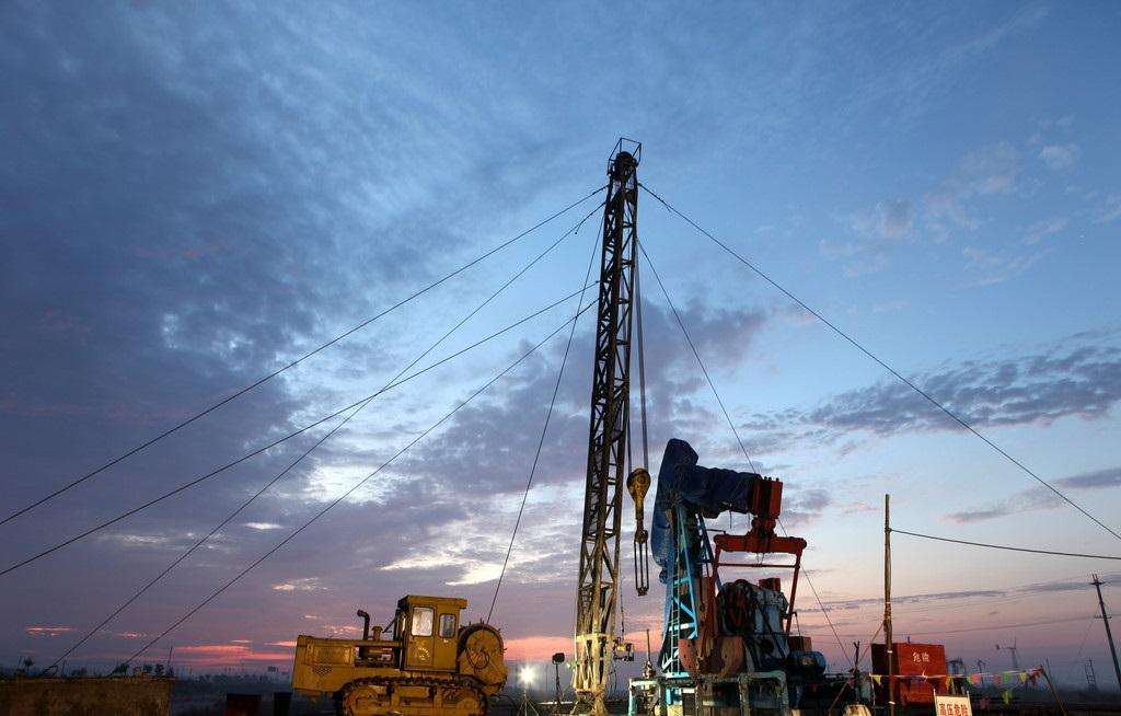 　　12月20日，記者從中國石化獲悉，由中國石化石油工程技術(shù)研究院自主研發(fā)的近鉆頭伽馬成像系統(tǒng)在臨盤油田唐1-斜22井實(shí)鉆條件下測試成功，現(xiàn)場連續(xù)工作96小時(shí)，連續(xù)測量1200米，實(shí)現(xiàn)近鉆頭1米以內(nèi)方位伽馬8扇區(qū)快速成像和近鉆頭井斜測量。該項(xiàng)突破標(biāo)志著中國石化掌握了隨鉆儀器研發(fā)的核心技術(shù)，打破了國際油服公司在該領(lǐng)域的技術(shù)壟斷，對于提升中國石化高效水平井鉆井能力和實(shí)現(xiàn)井下智能測控技術(shù)跨越式發(fā)展具有重要意義