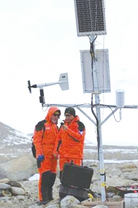 　　 日前，中國第34次南極考察隊在恩克斯堡島考察站附近架設了一臺新的自動氣象站，并維修了已經(jīng)工作2年的3號自動氣象站。目前，兩臺自動氣象站運行正常，可實時向國內(nèi)傳輸數(shù)據(jù)