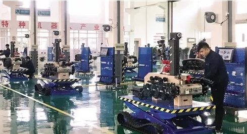 　　近日，由中信重工機械股份有限公司投資的特種機器人產(chǎn)業(yè)基地正式落戶新疆烏魯木齊甘泉堡經(jīng)濟技術(shù)開發(fā)區(qū)，未來幾年，這里將打造成全疆最大機器人制造基地。 (圖片來源于網(wǎng)絡，侵刪) 　　中信重工機械股份有限公司副總經(jīng)理劉大華表示，公司到新疆建設機器人制造基地，就是看準新疆市場的強大需求