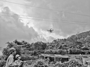 　　 12月19日，福建廈門供電公司輸電人員運用無人機對所轄重要輸電線路220千伏角李Ⅰ、Ⅱ線開展隱患排查。目前，該公司實現(xiàn)無人機巡檢常態(tài)化，已開展無人機作業(yè)1017架次，巡檢輸電桿塔超5059基，巡視線路長度超803千米