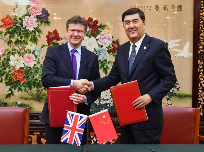 
	中國儲能網(wǎng)訊：12月15日，為配合第九次中英經(jīng)濟財金對話，國家能源局與英國商業(yè)、能源與工業(yè)戰(zhàn)略部在北京共同舉辦第五次中英能源對話。國家發(fā)展和改革委員會副主任、國家能源局局長努爾˙白克力和英國商業(yè)、能源與工業(yè)戰(zhàn)略部內(nèi)閣大臣格雷格˙克拉克共同主持對話，并于會后簽署了《中英清潔能源合作伙伴關(guān)系實施行動計劃》