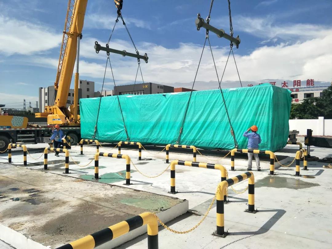 
	中國儲能網(wǎng)訊：日前，日本的豐田汽車、日產(chǎn)汽車、本田汽車等11家企業(yè)聯(lián)合宣布：2018年將投資組建聯(lián)合企業(yè)，主營業(yè)務(wù)為增建加氫站并提供維護服務(wù)。據(jù)悉，目前日本已有90多家加氫站開始運營，聯(lián)合企業(yè)的目標是確保到2020年，加氫站數(shù)量達到160家，銷售4萬輛氫能源汽車，順利完成這一國家戰(zhàn)略目標