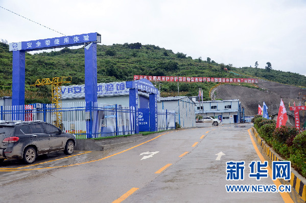 
            	臨近年底，貴陽已是寒冬時(shí)節(jié)，貴州雙龍航空港項(xiàng)目現(xiàn)場內(nèi)，600多名建設(shè)者、290多臺機(jī)械正在緊張忙碌。貴州雙龍航空港項(xiàng)目是國家級臨空經(jīng)濟(jì)示范區(qū)，中鐵上海局項(xiàng)目部承擔(dān)了航空港新建12.4千米物流外環(huán)道路工程的施工任務(wù)