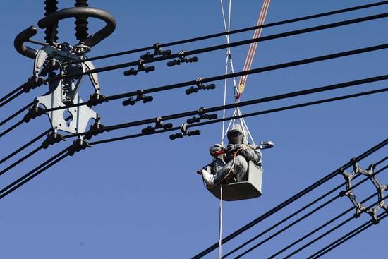 

　　12月19日11點(diǎn)10分，在濟(jì)南章丘的1000千伏泉樂Ⅱ線83號鐵塔上，山東特高壓首次完成帶電消缺，標(biāo)志著國網(wǎng)山東省電力公司在電網(wǎng)運(yùn)維檢修領(lǐng)域達(dá)到世界領(lǐng)先水平。與停電消缺相比，本次帶電作業(yè)減少停電2個(gè)小時(shí)，在“迎峰度冬”的關(guān)鍵時(shí)期，增供電量95萬千瓦時(shí)