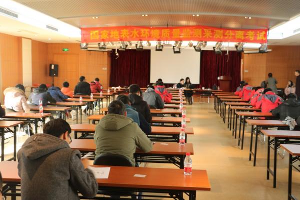 
            	12月22日消息，為改善環(huán)境空氣質量，加強大氣污染治理力度，有效監(jiān)控環(huán)境質量狀況，青海西寧市環(huán)保部門購置了一套灰霾監(jiān)測系統，經3個多月設備安裝調試和試運行后已投入使用。有了該套系統，今后風往哪吹，后臺的監(jiān)測人員便能第一時間獲知污染物的最新動向