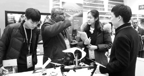 
            	多款視頻圖像處理深度解析系統(tǒng)亮相連云港論壇“警眼金睛”模糊圖像也能準確識人本報記者張昊文/圖“戴著帽子和口罩，不露出整個臉，照樣能知道這個人是誰？”“難道能‘無臉’識別？”江蘇省連云港市召開的第三屆連云港論壇開幕前，參會嘉賓對警用裝備和公共安全產品博覽會上即將發(fā)布的產品有著種種猜測。12月11日至13日論壇舉辦期間，《法制日報》記者來到連云港論壇警用裝備和公共安全產品博覽會，見到頗受關注的連云港警方視頻圖像深度解析系統(tǒng)――“火眼金睛”和“深眸”