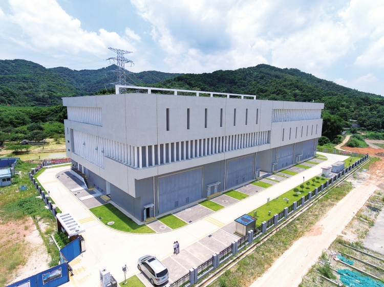 　　“報告啟動委員會，220千伏知識城變電站啟動正常，試運行正常。”12月18日，隨著廣州供電局主網調度科總值長陳志聰向啟動委員會確認220千伏知識城變電站3臺主變的通電并網，220千伏知識城輸變電工程正式宣告竣工投產