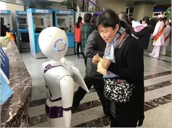 　　近日，一臺名叫“小愛”的實體交互智能問訊機器人在仁濟東院門診大廳上崗，醫(yī)院微信就醫(yī)服務號咨詢功能線上24小時服務同步開通運行，這是全國綜合性醫(yī)院首個運行的咨詢互動智能機器人，可以線上(微信服務號機器人)線下(實體機器人)多渠道跨院區(qū)服務，24小時解答患者疑問。這不僅大大方便了廣大患者，而且著實減輕了門診問詢窗口工作人員的工作強度