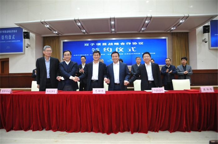 　　12月21日，芯片封測“雙子”項目落戶安徽合肥新站，為安徽合肥打造IC之都再添新引擎！  　　市委副書記、市長凌云，市政府副市長王文松、市政府秘書長朱策、市政府副秘書長劉永龍，北京芯動能投資管理有限公司董事長王東升、臺灣頎邦科技股份有限公司董事長吳非艱、北京芯動能投資管理有限公司董事總經理王家恒、北京奕斯偉科技有限公司副董事長米鵬出席簽約儀式并見證簽約。新站高新區(qū)黨工委副書記、管委會副主任藍天代表新站區(qū)簽約