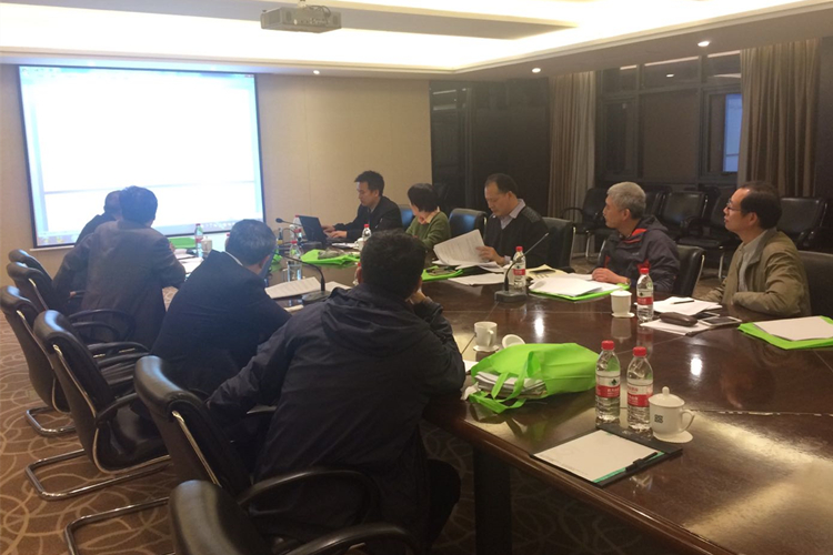 　　近日，《氣體容積式流量計》國家檢定規(guī)程和《氣體容積式流量計》型式評價大綱起草小組全體成員會議在浙江杭州召開。  圖為會議現(xiàn)場