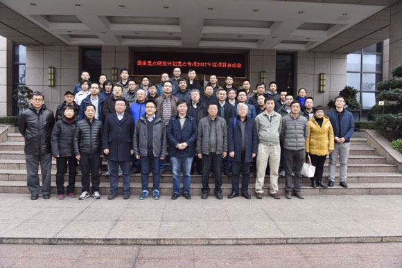 　　12月15日，山東省科學(xué)院激光研究所機(jī)器視覺平臺負(fù)責(zé)人、海外專家范華博士應(yīng)邀參加國家重點研發(fā)計劃重大科學(xué)儀器設(shè)備開發(fā)項目——可見光COMS圖像傳感器的啟動會議。  圖為與會人員合影 　　該項目由中電科技集團(tuán)重慶聲光電有限公司牽頭承擔(dān)，天津大學(xué)、山東省科學(xué)院激光研究所、中國航空工業(yè)集團(tuán)公司北京長城航空測控技術(shù)研究所及北京華航無線電測量研究所參與合作，山東省科學(xué)院激光研究所作為其應(yīng)用合作單位，承擔(dān)其子課題研發(fā)——集成電路封裝高速