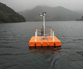 　　近日，浙江省寧波市鎮(zhèn)海區(qū)九龍湖水面自動氣象站建設(shè)項目通過驗收。  圖片來自寧波市氣象局 　　氣象站建在相對開闊的湖面上，水深近30米，是浙江寧波市首個深水湖面自動氣象站