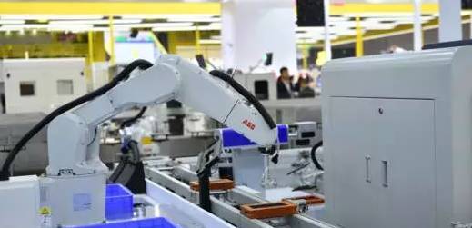 　　美國羅切斯特藥品公司正在通過實踐證明，AGV機(jī)器人可以在正確的應(yīng)用程序中完成分揀工作，并為零售商和經(jīng)銷商實現(xiàn)全面自動化提供實踐經(jīng)驗。  　　羅切斯特藥品公司(RDC)有一個1800平方米的配送中心，在配送中心的分揀模塊中央，有一個名為“亞當(dāng)”的移動分揀機(jī)器人正從存儲于四通道的、容量為1200個庫存單元的分揀區(qū)分揀著貨物