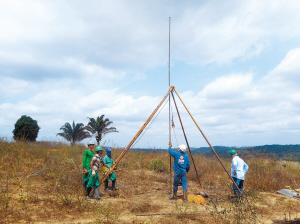 　　12月21日，由中國國家電網(wǎng)公司與巴西國家電力公司聯(lián)合投資建設(shè)的巴西美麗山±800千伏特高壓直流輸電一期工程在受端巴西伊斯特雷都換流站舉行投運(yùn)儀式，這標(biāo)志著中國特高壓“走出去”的首個項目正式投入商業(yè)運(yùn)行，是中巴電力能源領(lǐng)域合作的又一個重要里程碑。巴西總統(tǒng)府首席部長佛朗哥、中國駐巴西大使李金章、巴西礦能部部長費(fèi)爾南多、巴西國家電力公司總裁威爾遜在巴西主會場出席投運(yùn)儀式并致辭，國家電網(wǎng)公司董事長、黨組書記舒印彪在北京分會場出席投運(yùn)儀式并致辭，國家電網(wǎng)公司副總經(jīng)理劉澤洪