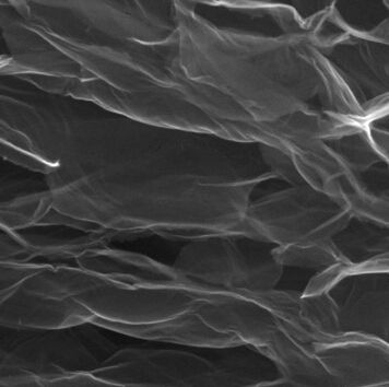 　　12月22日，湖南懷化市沅陵縣石墨烯產(chǎn)學(xué)研項目開機(jī)啟動儀式在沅陵縣工業(yè)集中區(qū)舉行，由武漢大學(xué)與湖南漢沅墨烯科技有限公司合作的首條石墨烯生產(chǎn)線正式開始生產(chǎn)“新材料之王”石墨烯。  (圖片來自網(wǎng)絡(luò)，侵刪) 　　石墨烯被稱為“黑金”，有“新材料之王”的稱號，系一種新型納米材料，是國家“十三五”戰(zhàn)略計劃新材料中所列的重點名目，在航空航天及軍工領(lǐng)域和其它方面得到廣泛的應(yīng)用