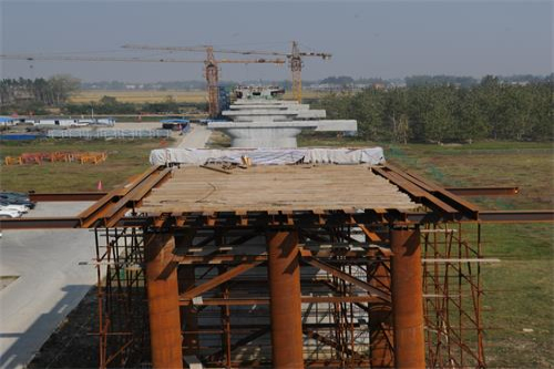 　　湖北江漢鐵路建設(shè)進(jìn)入尾聲，穿梭在江漢平原電氣化鐵路線上的“小推車”實現(xiàn)高鐵電氣化施工各項參數(shù)的同步檢測。  (圖片來源于網(wǎng)絡(luò)，侵刪) 　　輕巧的“小推車”學(xué)名接觸網(wǎng)施工同步檢測裝置