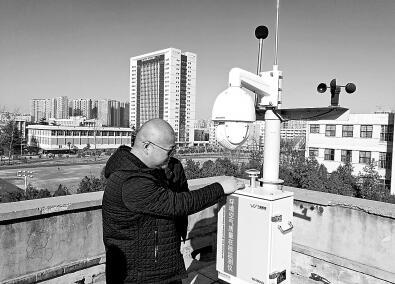 　　空氣質(zhì)量交通觀測站，可以研究機(jī)動車尾氣排放與空氣污染的關(guān)系；國家9個控制性監(jiān)測站點，能夠讓市民在手機(jī)上看到實時的空氣質(zhì)量狀況。除此之外，鄭州市區(qū)還分布著195個網(wǎng)格化微型監(jiān)測站點，能夠?qū)?.5公里半徑范圍內(nèi)的空氣狀況進(jìn)行實時監(jiān)測