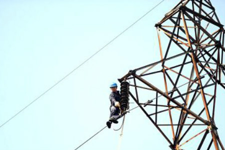 　　12月21日，青海海西供電公司輸電運(yùn)檢專業(yè)人員對110千伏格納線開展X光監(jiān)測，這是海西公司首次運(yùn)用X光探傷監(jiān)測技術(shù)，對架空設(shè)備進(jìn)行壓接觸體檢。使用X光可以準(zhǔn)確監(jiān)測出線路壓接管內(nèi)導(dǎo)地線對接或搭接是否到位、壓接是否緊固，壓接有無裂紋等隱蔽缺陷