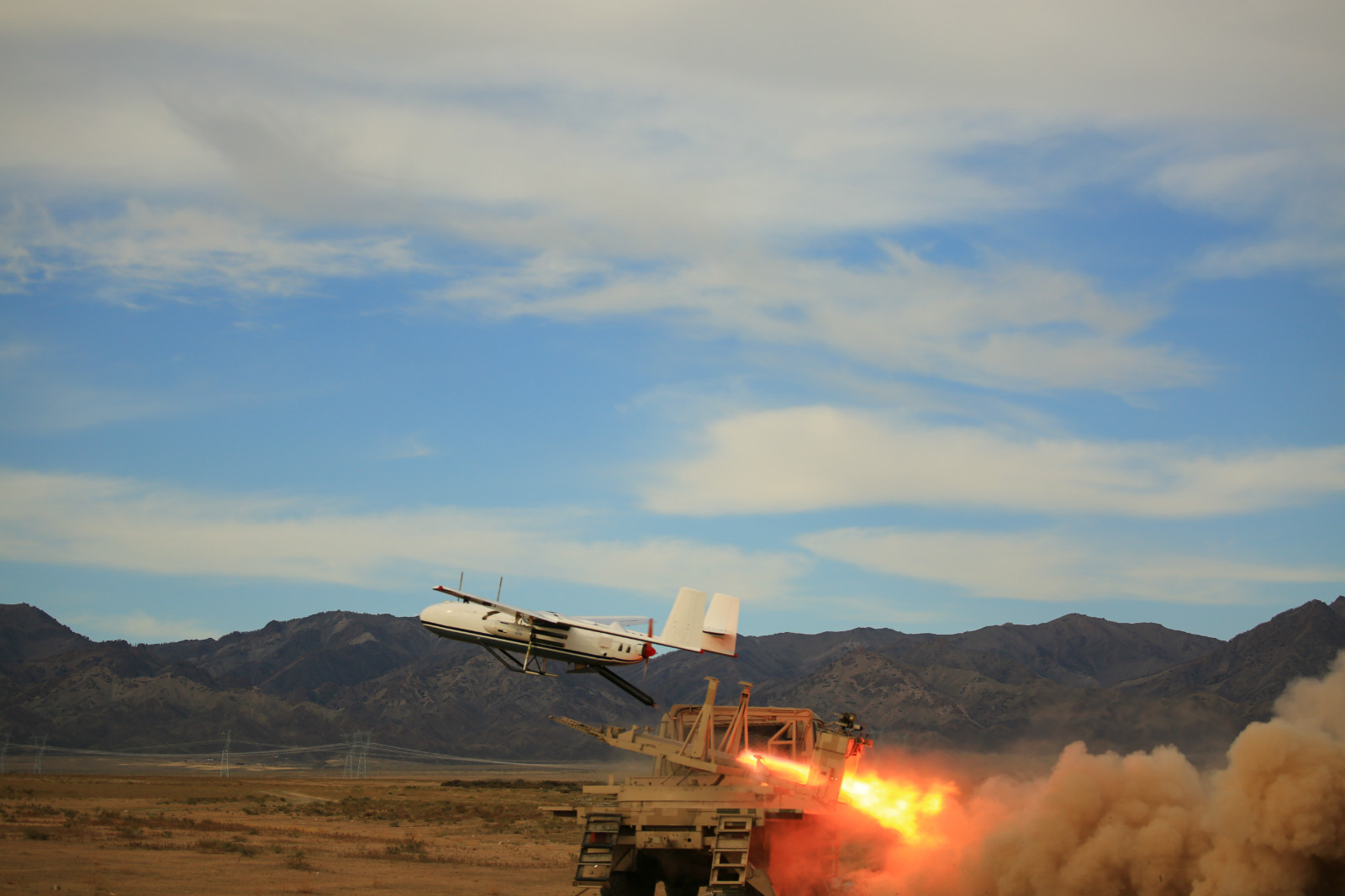　　近日，中國航天科技集團(tuán)有限公司四院中天火箭公司首次利用無人機(jī)成功進(jìn)行人工增雨作業(yè)。這是國內(nèi)首次利用無人機(jī)在復(fù)雜天氣情況下，進(jìn)入云中播撒作業(yè)實現(xiàn)降水，標(biāo)志著無人機(jī)技術(shù)有望更廣泛地運(yùn)用于人工影響天氣工作中