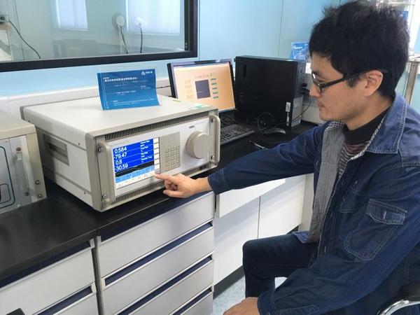 　　徐志偉是江蘇無錫計量測試院溫度與光學(xué)計量檢測部的一名檢定員，他進(jìn)入計量院工作已有七年，前后從事過中溫檢測、溫度類設(shè)備的現(xiàn)場檢測和濕度檢測，目前主要負(fù)責(zé)無錫計量院溫度部濕度方面的計量工作，包括各類溫濕度儀器儀表以及露點儀的檢定和校準(zhǔn)。七年來，他的工作涉及了多項溫濕度計量專業(yè)，并出色勝任，由一名青澀的新人磨練成為能夠獨(dú)當(dāng)一面的專業(yè)檢測專家