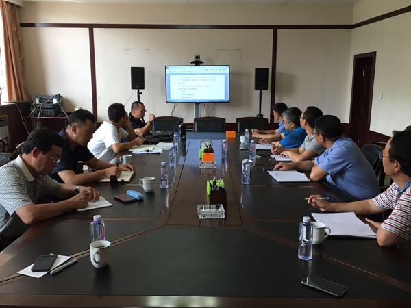 　　12月13日，內(nèi)蒙古自治區(qū)質(zhì)量技術(shù)監(jiān)督局受國家質(zhì)檢總局科技司委托，在赤峰市特檢所召開現(xiàn)場驗收會，赤峰市特檢所承擔(dān)的三項國家質(zhì)量監(jiān)督檢驗檢疫總局科技計劃項目《基于損傷模式的固定式壓力容器定期檢驗方案智能化生成系統(tǒng)開發(fā)》(項目編號：2015QK022)、《基于風(fēng)險的超期液化石油氣鋼瓶安全評估技術(shù)研究》(項目編號：2015QK023)、《限速器繩張力測試儀》(編號2016QK080)順利通過驗收。  (圖片來源于網(wǎng)絡(luò)，侵刪) 　　驗收會議由內(nèi)蒙古質(zhì)監(jiān)局科技信息處處長閆春香主持，