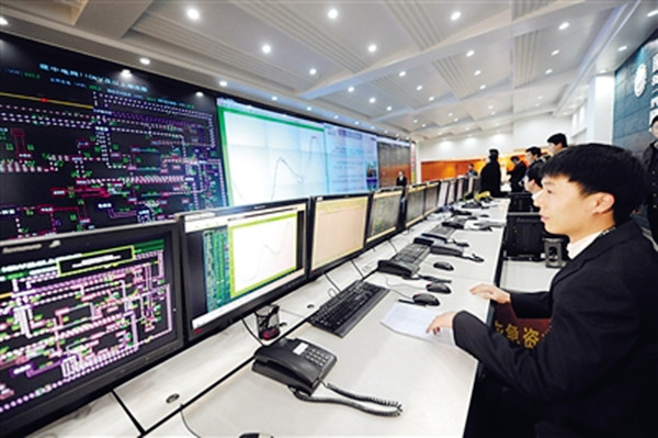 　　12月20日上午，浙江舟山供電公司舉行供電服務(wù)指揮中心揭牌儀式。  (圖片來源于網(wǎng)絡(luò)，侵刪) 　　據(jù)了解，舟山公司新成立的供電服務(wù)指揮中心下設(shè)綜合室、配網(wǎng)監(jiān)測班、搶修指揮班、服務(wù)調(diào)度班、業(yè)務(wù)管控班，負(fù)責(zé)開展“客戶訴求的匯集和督辦”“配電運(yùn)營協(xié)同指揮”“供電服務(wù)質(zhì)量監(jiān)督與管控”等工作，實行7×24小時全天候配網(wǎng)運(yùn)營服務(wù)響應(yīng)和管控