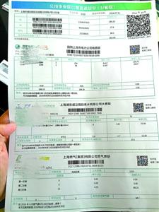 　　截至12月18日，上海全市首批30.6萬戶居民已收到了“公共事業(yè)聯(lián)合交費(fèi)通知單”。至此，涉及上海千家萬戶的電、水、燃?xì)獾馁~單樣式及交費(fèi)方式翻開了新篇章，這項2017年上海市政府實事項目同步宣告完成