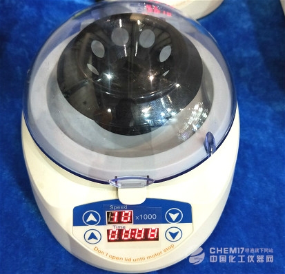 
            	隨著科學(xué)水平的不斷提升，離心機(jī)行業(yè)進(jìn)入新一輪發(fā)展黃金期。離心機(jī)生產(chǎn)企業(yè)緊抓市場潮流，在行業(yè)發(fā)展中調(diào)整發(fā)展戰(zhàn)略，創(chuàng)新管理模式，提高儀器生產(chǎn)效率和產(chǎn)品多樣化發(fā)展進(jìn)程，將離心機(jī)產(chǎn)業(yè)朝“高、精、尖”方向發(fā)展