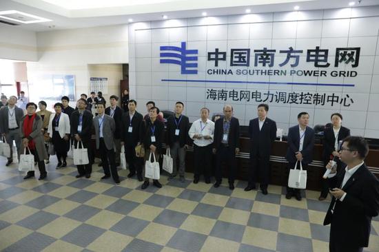 　　2017年，海南電網(wǎng)如何貫徹落實黨的十九大精神？如何服務(wù)美好新海南發(fā)展？有哪些便民惠民新舉措？12月24日，南方電網(wǎng)海南公司舉辦“人民電業(yè)服務(wù)美好新海南”活動，30多位海南省人大代表、政協(xié)委員及工商聯(lián)代表走進(jìn)電網(wǎng)，在?？趯嵉亓私怆娋W(wǎng)建設(shè)和供電服務(wù)提升情況，與電網(wǎng)干部員工交流，感受體驗海南電網(wǎng)發(fā)展的新變化新成果。

　　據(jù)了解，今年以來，該公司積極響應(yīng)省委省政府加快建設(shè)美好新海南的號召，把滿足人民追求美好生活的電力需要作為一切工作的出發(fā)點和落腳點，全面實施《海南省提升電網(wǎng)供電保障