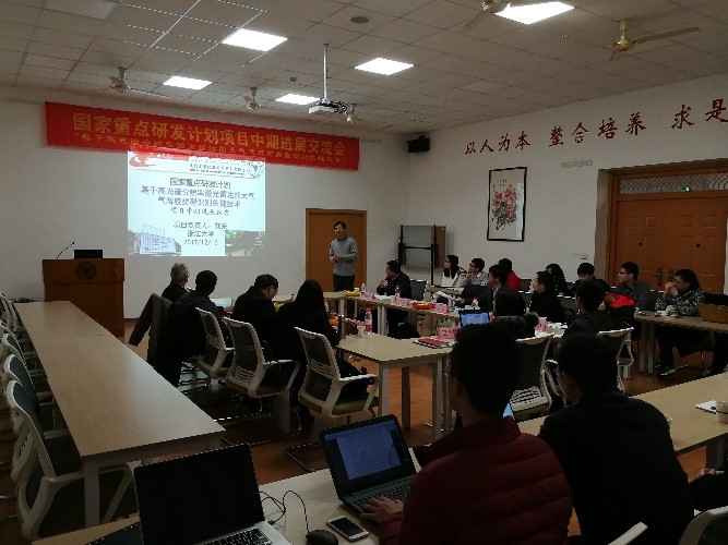 　　2017年12月16日，由浙江大學(xué)牽頭承擔(dān)的國家重點研發(fā)計劃項目—“基于高光譜分辨率激光雷達(dá)的大氣氣溶膠類型識別關(guān)鍵技術(shù)”中期進(jìn)展交流會議在玉泉校區(qū)成功舉辦。浙江大學(xué)光電學(xué)院相關(guān)領(lǐng)導(dǎo)、項目論證專家、項目及各課題負(fù)責(zé)人、科研骨干等三十余人參加了此次會議