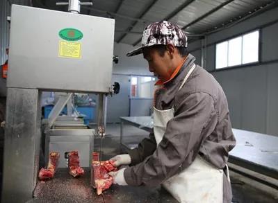 　　2017年12月5日，經(jīng)國務(wù)院國資委批復(fù)同意，果洛網(wǎng)外三縣電網(wǎng)資產(chǎn)成功劃轉(zhuǎn)，在青海果洛藏族自治州，國網(wǎng)瑪多、班瑪、久治三縣供電公司正式成立。

　　這三家供電公司的成立，意味著什么？

　　國家電網(wǎng)供電服務(wù)覆蓋到了青海全縣域；

　　全面推進(jìn)貧困地區(qū)電力基礎(chǔ)設(shè)施改造建設(shè)取得重要成果；

　　電力扶貧有了更堅實的基礎(chǔ)！

　　這三年，青海藏區(qū)電網(wǎng)發(fā)展可以說一年一個新變化，三年三個大臺階