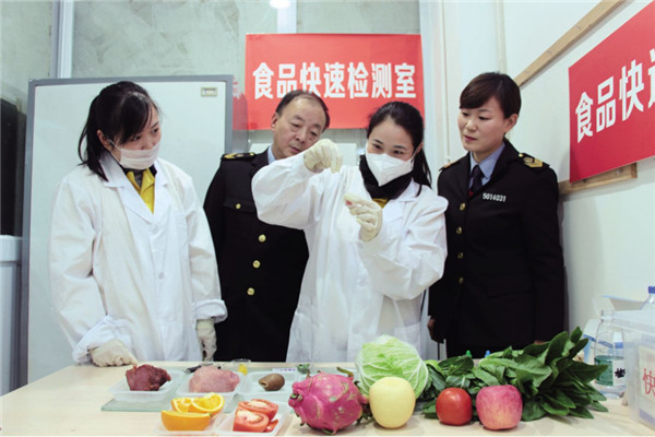 　　近日，重慶江津區(qū)重百超市新鮮的蔬菜剛擺上貨架，超市的檢驗人員便從中提取樣品，將其送到超市食品快速檢測室，通過專用儀器分析蔬菜的農(nóng)藥殘留量。  圖片來自央廣網(wǎng) 　　今年以來，重慶江津區(qū)已有31個食品安全快檢中心投入使用，覆蓋了全區(qū)所有鎮(zhèn)街和大型超市，完成食品安全快速檢測3920批次