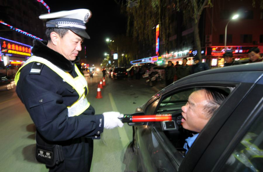 　　12月24日晚，遼寧沈陽交警在全市范圍內(nèi)開展針對酒后駕駛機(jī)動車違法行為整治行動，一種全新的呼氣式酒精檢測設(shè)備投入使用。  (圖片來自網(wǎng)絡(luò)，侵刪) 　　交警查酒駕遇駕駛?cè)瞬慌浜?、酒駕司機(jī)被查后找人說情，一度成了交警執(zhí)法面臨的難題