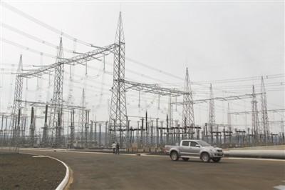 
            	巴西美麗山特高壓直流輸電一期工程受端埃斯特羅托換流站。 本報記者 陳效衛(wèi)攝當?shù)貢r間12月21日，由國家電網(wǎng)公司與巴西國家電力公司聯(lián)合中標的巴西±800千伏美麗山特高壓直流輸電一期工程（以下簡稱“一期”）投運儀式在巴西米納斯吉拉斯州埃斯特羅托換流站現(xiàn)場舉行