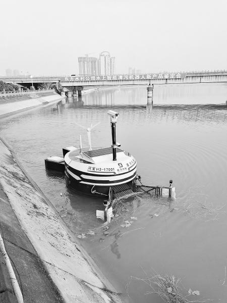 　　12月19日上午，在四川德陽旌湖下游柳梢堰附近，一只巨型的“金魚”正慢悠悠地游來游去，附近的水草垃圾不斷地被它“吃掉”……原來，這是一臺“德陽造”的水上智能清污機(jī)器人。當(dāng)天上午，國家水利部的專家們正在對它進(jìn)行鑒定