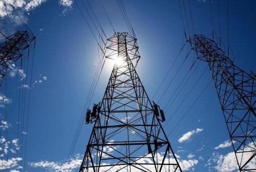 　　現(xiàn)代科技的快速進(jìn)步為智能運(yùn)檢建設(shè)提供了強(qiáng)大推動力。國家電網(wǎng)公司依托RFID、智能芯片等智能識別技術(shù)，結(jié)合各類設(shè)備狀態(tài)傳感器、移動終端等感知手段，推動實(shí)現(xiàn)電網(wǎng)設(shè)備狀態(tài)及運(yùn)檢資源信息的互聯(lián)互通