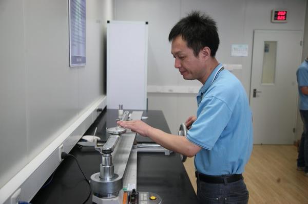 　　時間是最好的試金石，一時的表現(xiàn)不足為評，始終如一才是真本性。  圖為謝民在工作中