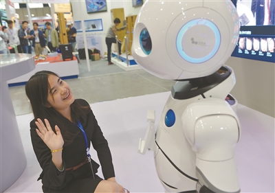 
            	機(jī)器人與參展市民打招呼。 陳儼 樂濤攝本報(bào)訊 20日，第16屆南京安防展在南京國際博覽中心開幕，一系列與百姓“平安”“便捷”生活息息相關(guān)的產(chǎn)品及其應(yīng)用技術(shù)集中展示