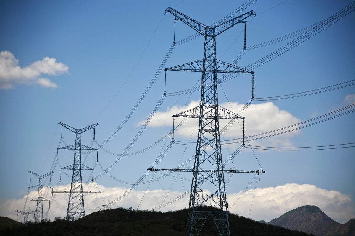 　　12月21日0時30分，隨著陜西榆林熱電廠330千伏榆橫變電站線路最后一顆螺絲緊固完成，陜西華能榆神榆林熱電聯(lián)產(chǎn)330千伏送出工程青云電廠750千伏榆橫變電站線路工程順利投運(yùn)。  (圖片來源于網(wǎng)絡(luò)，侵刪) 　　隨著西部大開發(fā)的深入推進(jìn)，榆林作為資源富集區(qū)，將建成我國聯(lián)系中西部地區(qū)的能源重化工基地，將加快建設(shè)榆神煤電化、府谷煤電化載能、榆橫煤化工及載能、南部鹽化工、定靖能源綜合利用和吳堡煤焦化工6個工業(yè)集中區(qū)