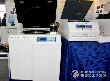 
            	離心機(jī)是一種能產(chǎn)生旋轉(zhuǎn)，使被旋轉(zhuǎn)的物體由于離心力的作用做沉降運(yùn)動，從而利用不同物質(zhì)在離心力場中沉淀速度的差異，實(shí)現(xiàn)樣品分離的儀器設(shè)備。我國離心機(jī)產(chǎn)品經(jīng)過多年的發(fā)展已經(jīng)逐漸成熟，產(chǎn)品已經(jīng)逐步應(yīng)用于各個行業(yè)當(dāng)中，市場需求十分旺盛