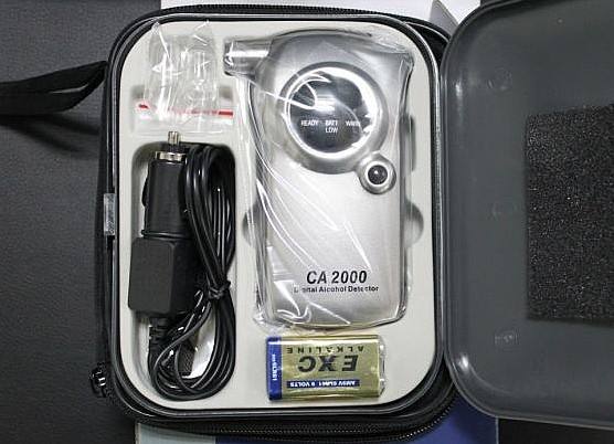 　　日前，由江蘇省計(jì)量科學(xué)研究院承擔(dān)的省局科技計(jì)劃項(xiàng)目《呼出氣體酒精含量探測器檢定用氣體標(biāo)準(zhǔn)物質(zhì)的開發(fā)研究》通過了驗(yàn)收。  (圖片來自網(wǎng)絡(luò)，侵刪) 　　本課題研制開發(fā)的產(chǎn)品以氣體標(biāo)準(zhǔn)物質(zhì)的形式推向市場，用氣瓶進(jìn)行包裝，直接以乙醇的含量進(jìn)行量值傳遞和溯源，能夠解決本地區(qū)執(zhí)法用酒檢儀的量值傳遞的有效性和及時(shí)性